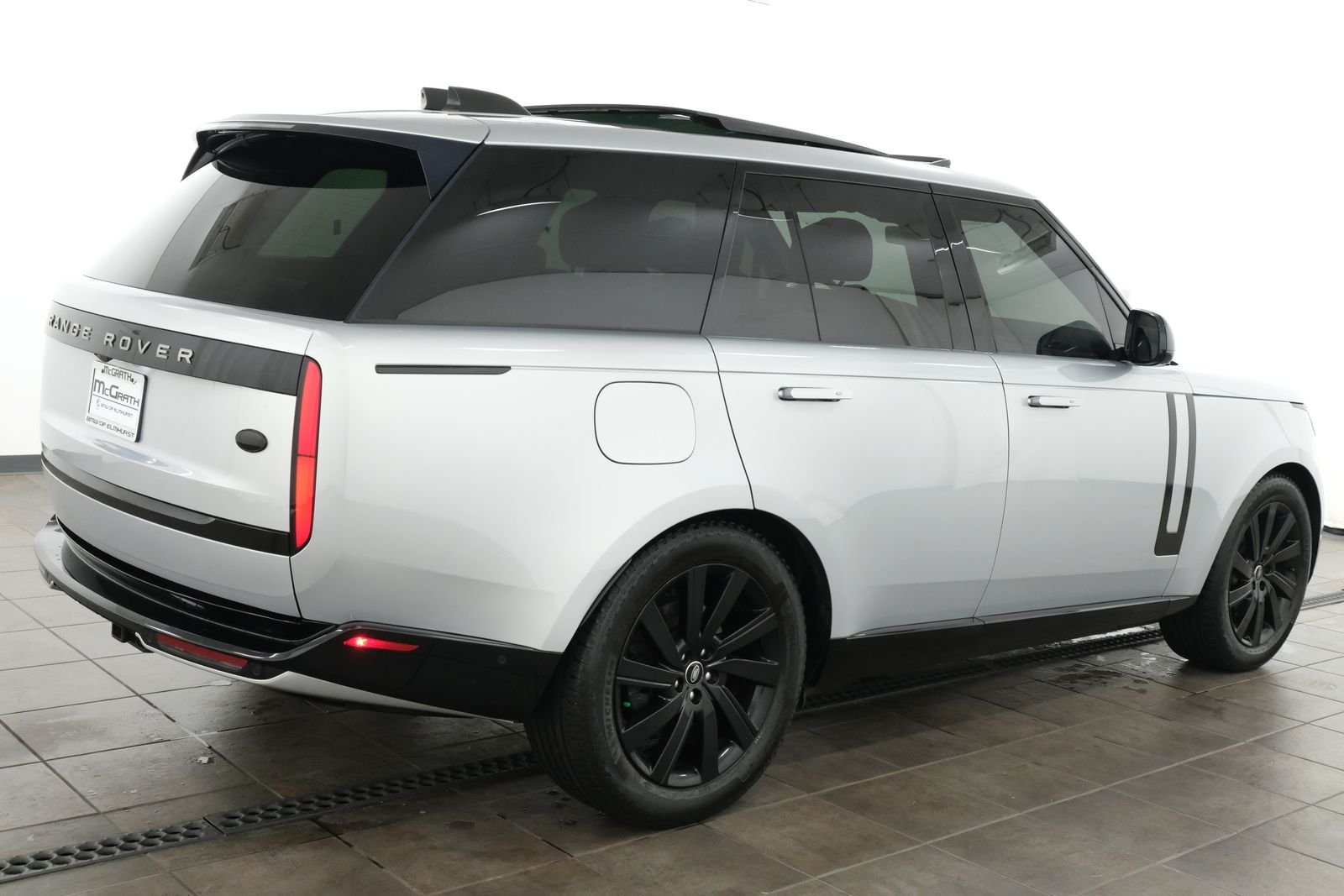 Used 2023 Silver Land Rover SE image 5