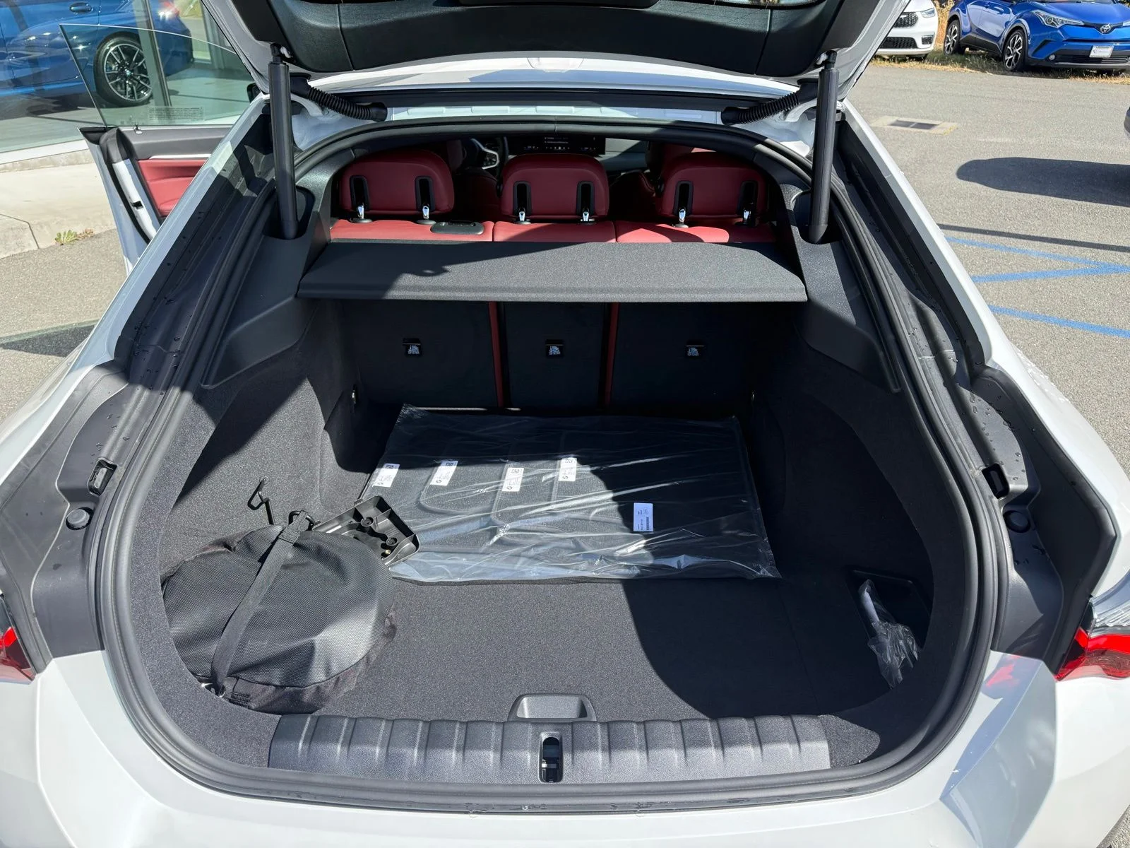 New 2026 Mineral White Metallic BMW xDrive40 image 32