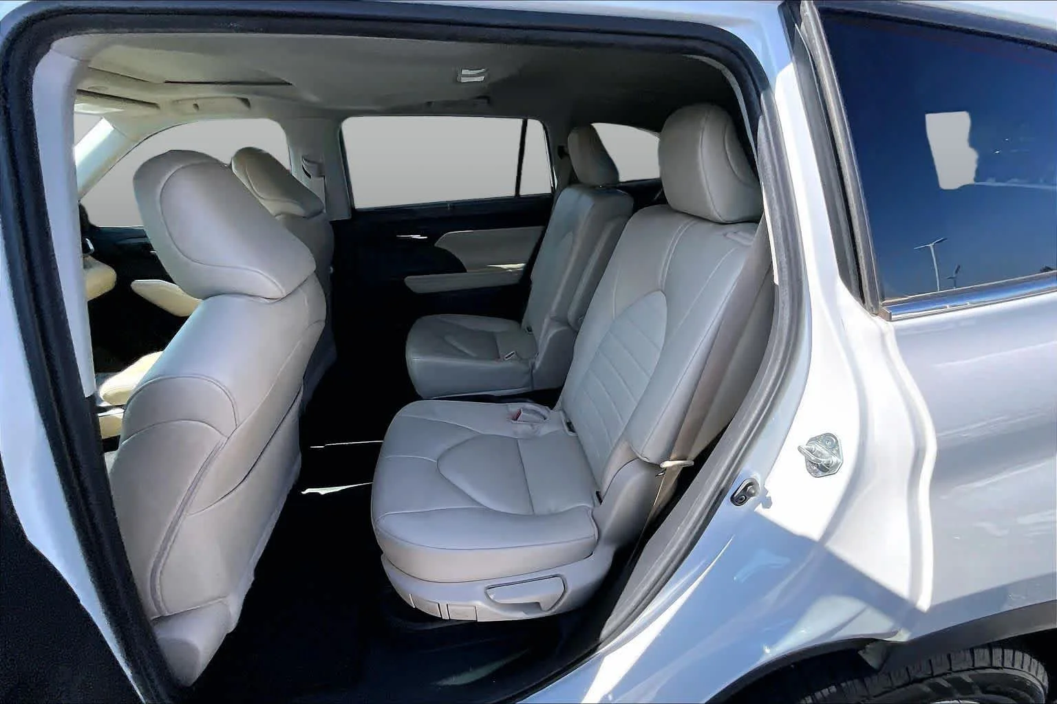 Used 2023 Wind Chill Pearl Toyota Hybrid XLE image 19