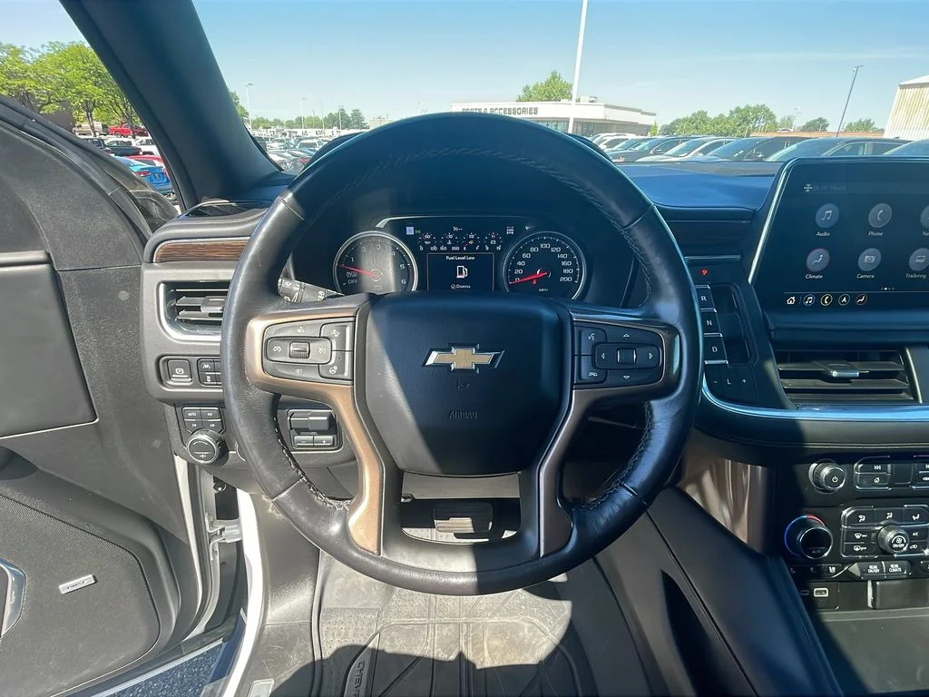 Used 2021 Iridescent Pearl Tricoat Chevrolet High Country image 15