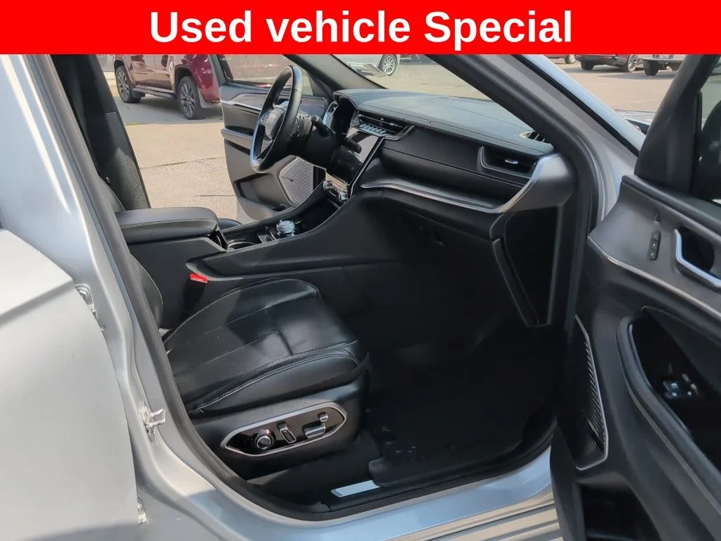 Used 2022 Silver Jeep Overland image 29