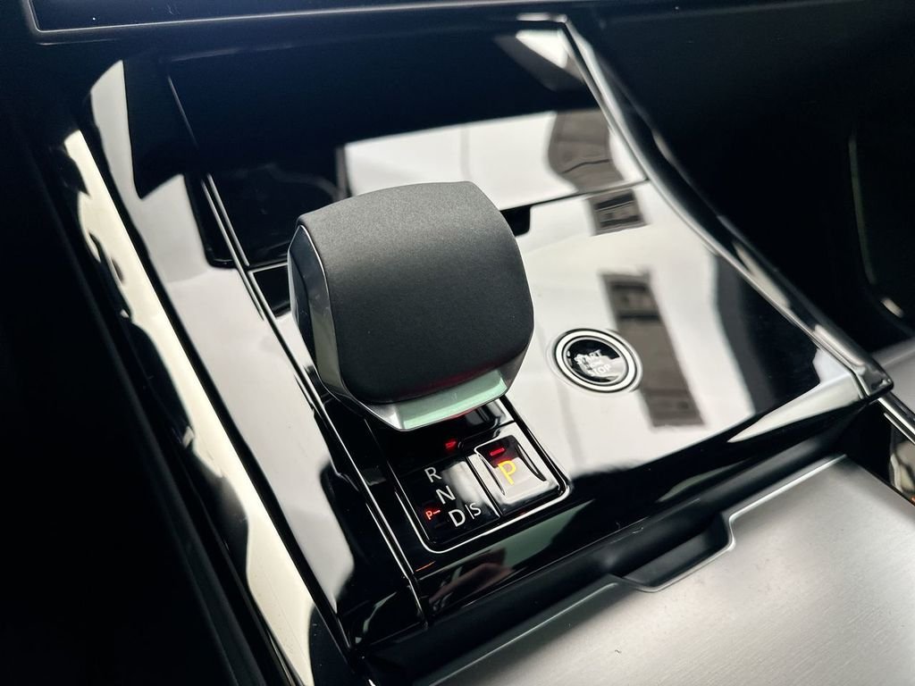 Used 2025 Fuji White Land Rover SE image 17