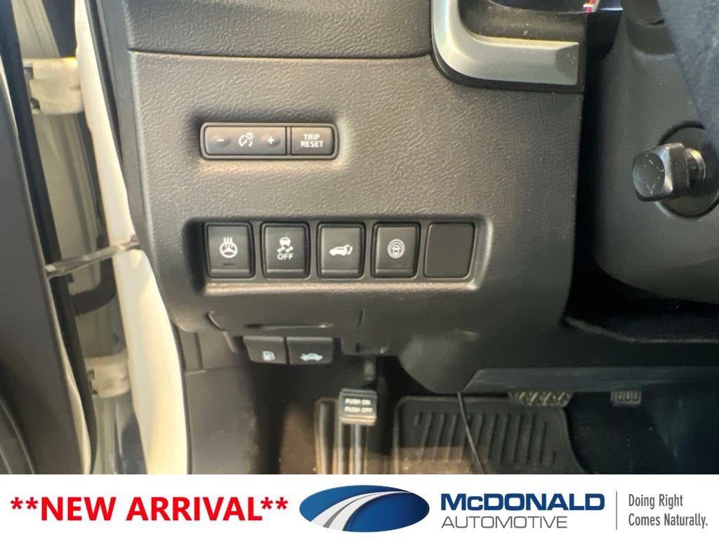 Used 2020 White Nissan Platinum image 8