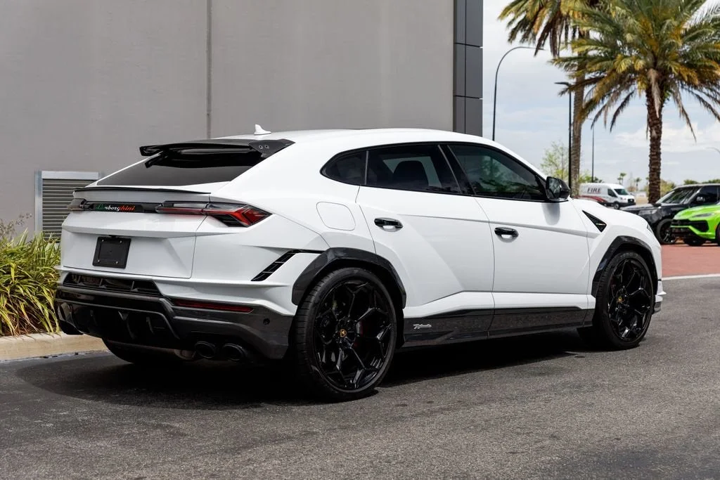 Used 2024 White Lamborghini Performante image 5
