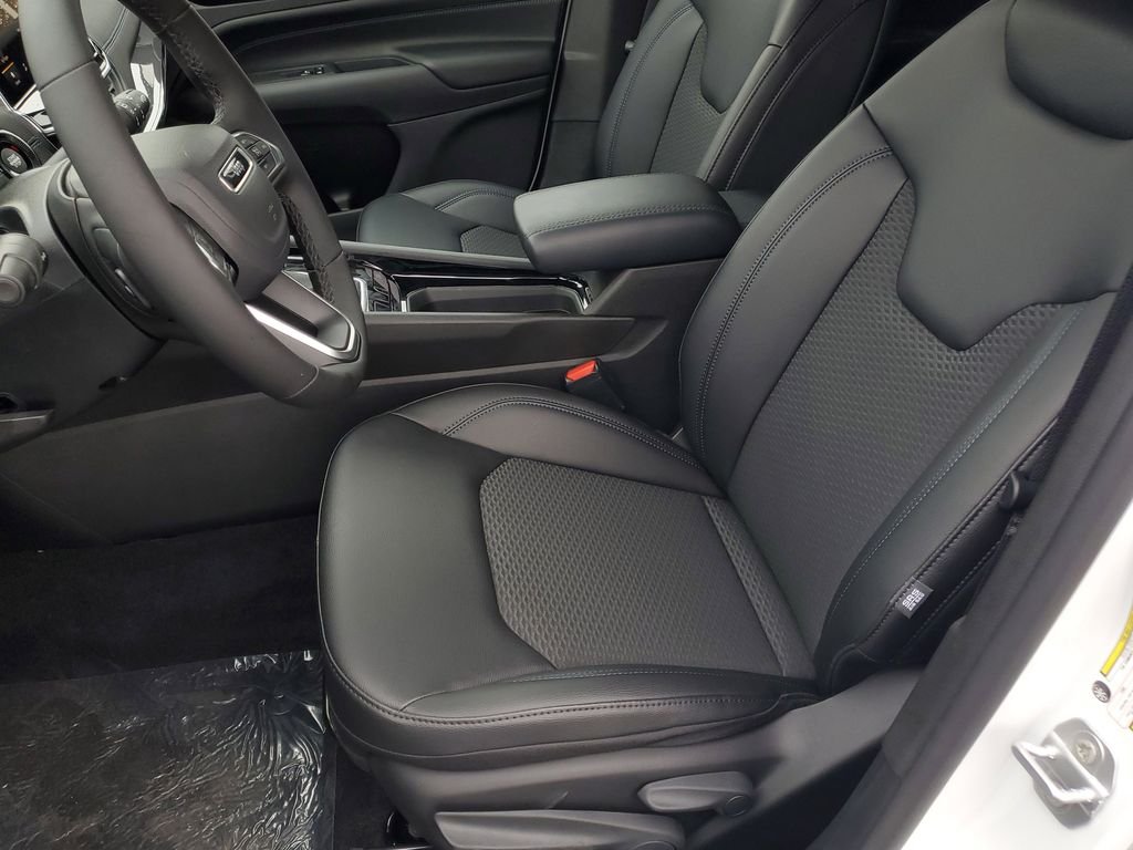 New 2026 Bright White Clearcoat Jeep Latitude image 16