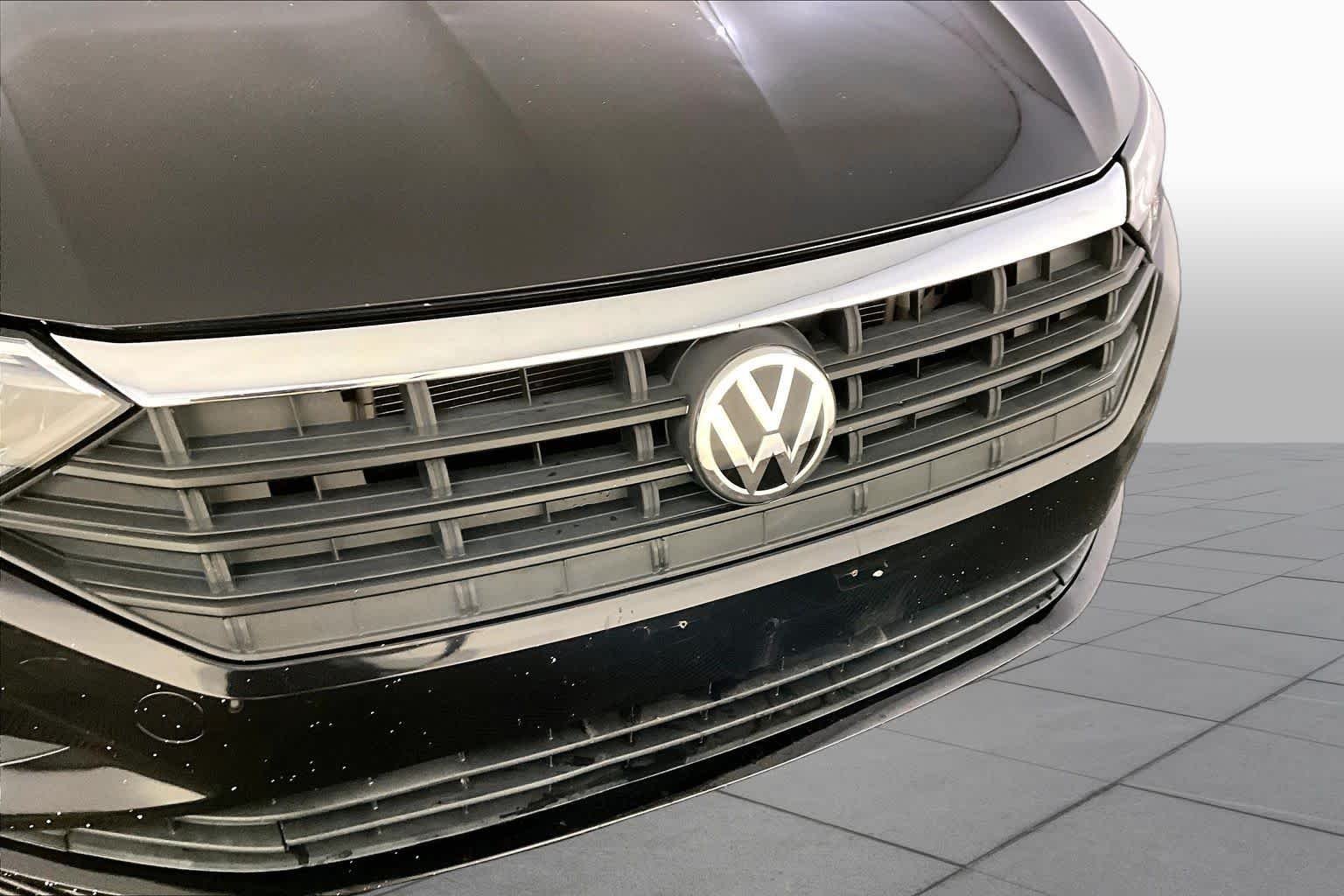 Used 2019 Deep Black Pearl Volkswagen SEL image 32