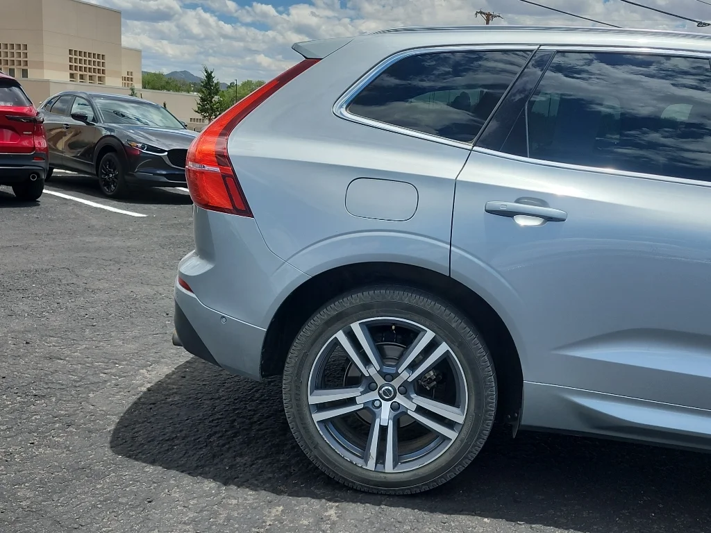 Used 2018 Electric Silver Metallic Volvo Momentum image 5