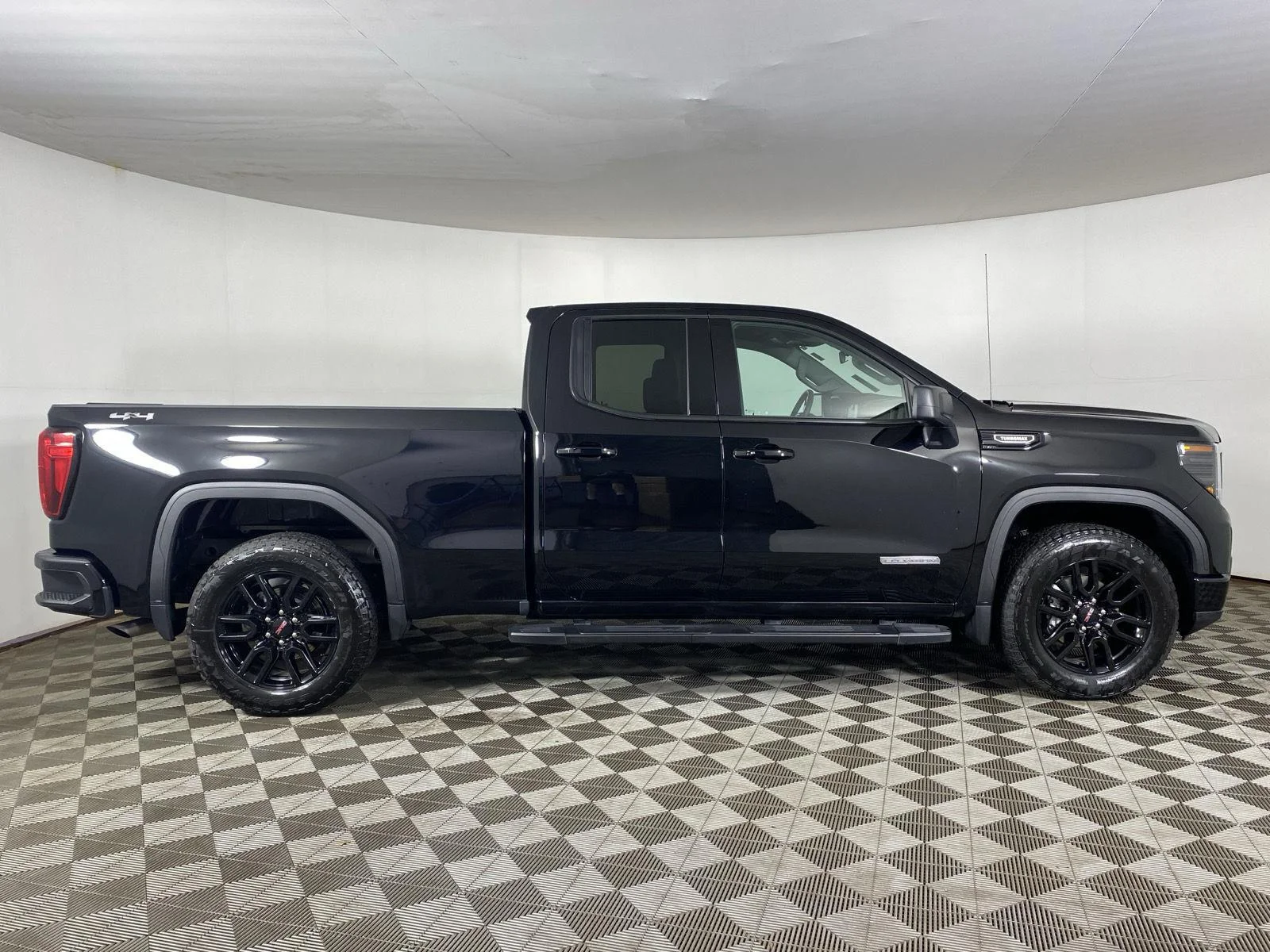 Used 2024 Onyx Black GMC Elevation image 8