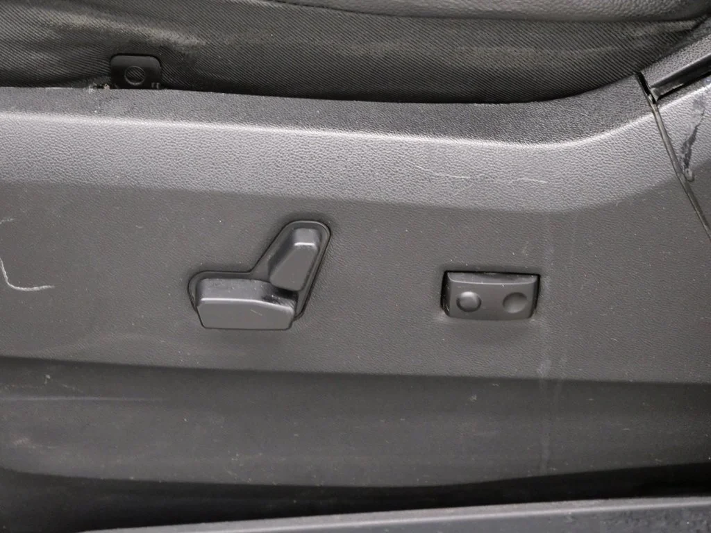 Used 2014 White Chrysler Touring image 17
