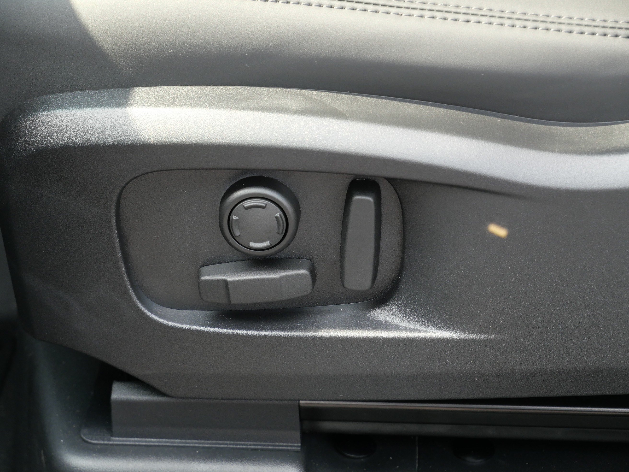 New 2026 Santorini Black Land Rover S image 5