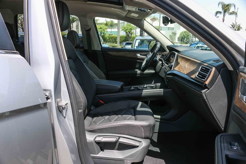 New 2026 Silver Volkswagen 2.0T SE w/Technology image 18