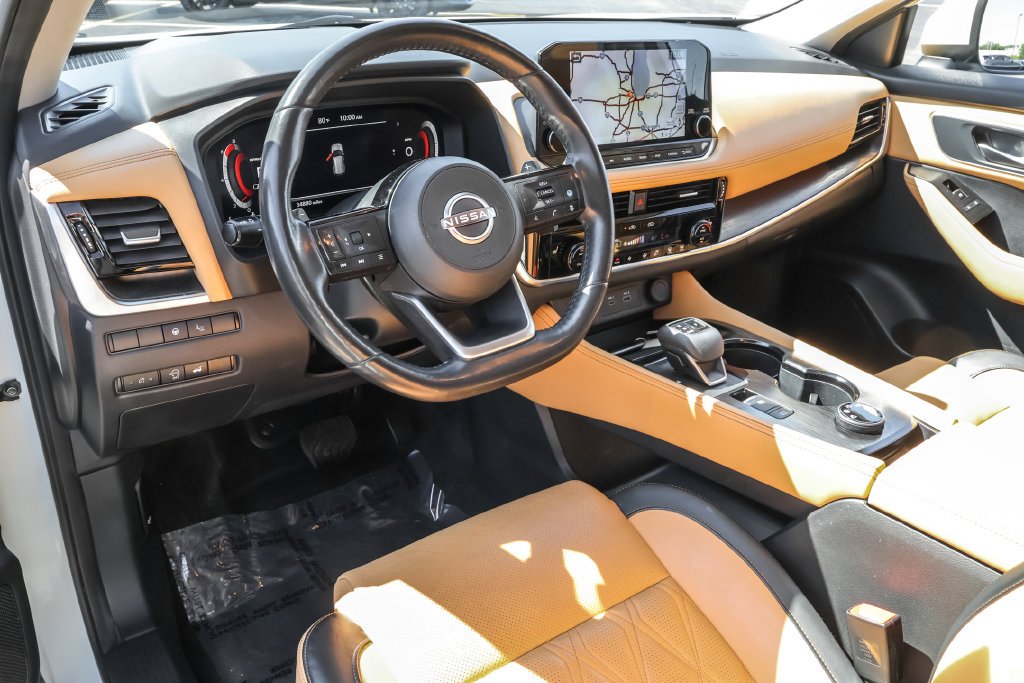 Used 2023 White Nissan Platinum image 4