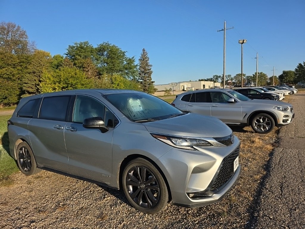 2021 Toyota Sienna XSE photo 2