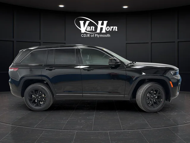 New 2026 Diamond Black Crystal Pearl-Coat Exterior Paint Jeep Altitude image 2