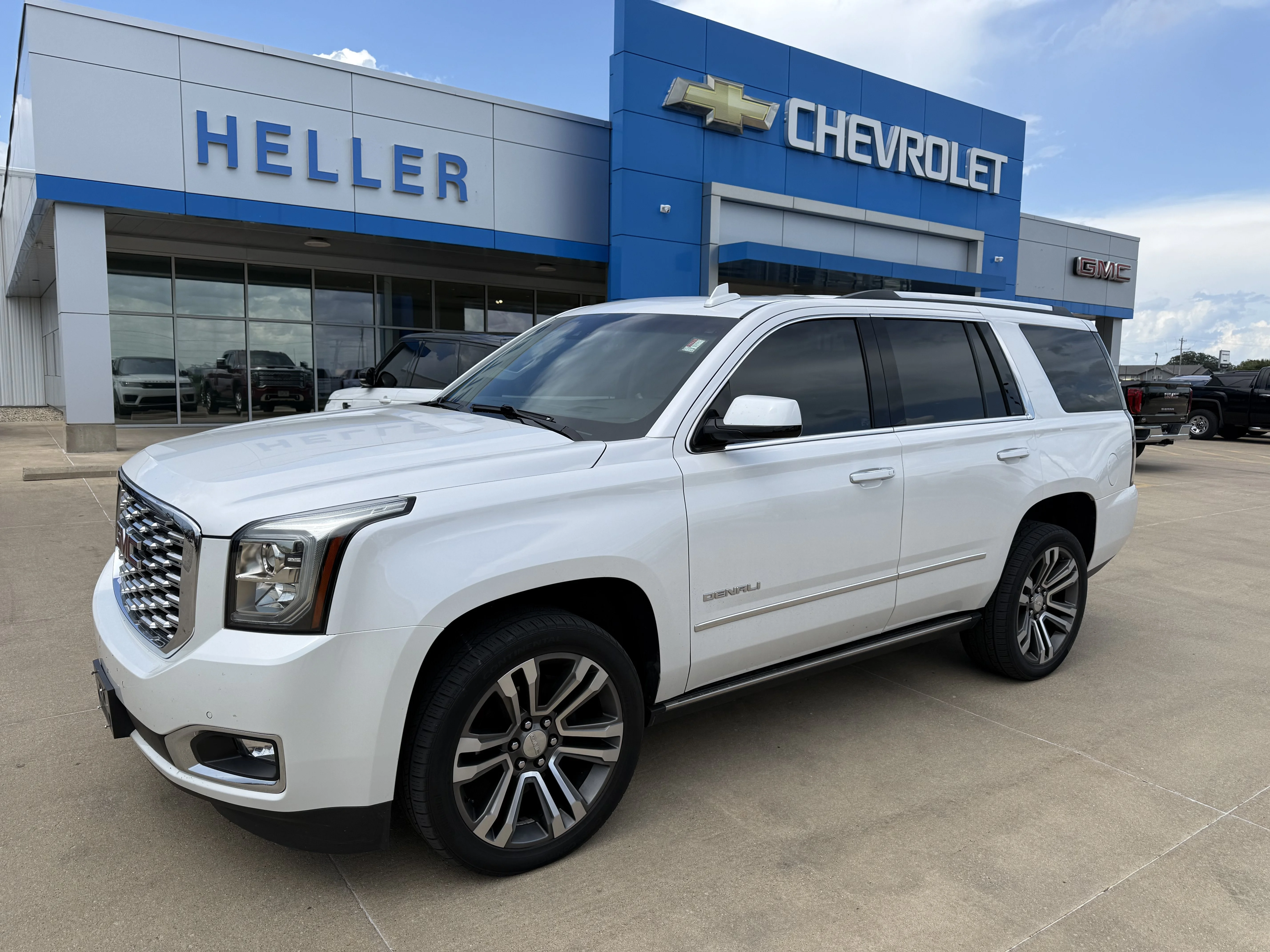 Used 2019 WHITE FROST TRICOAT GMC Denali image 3