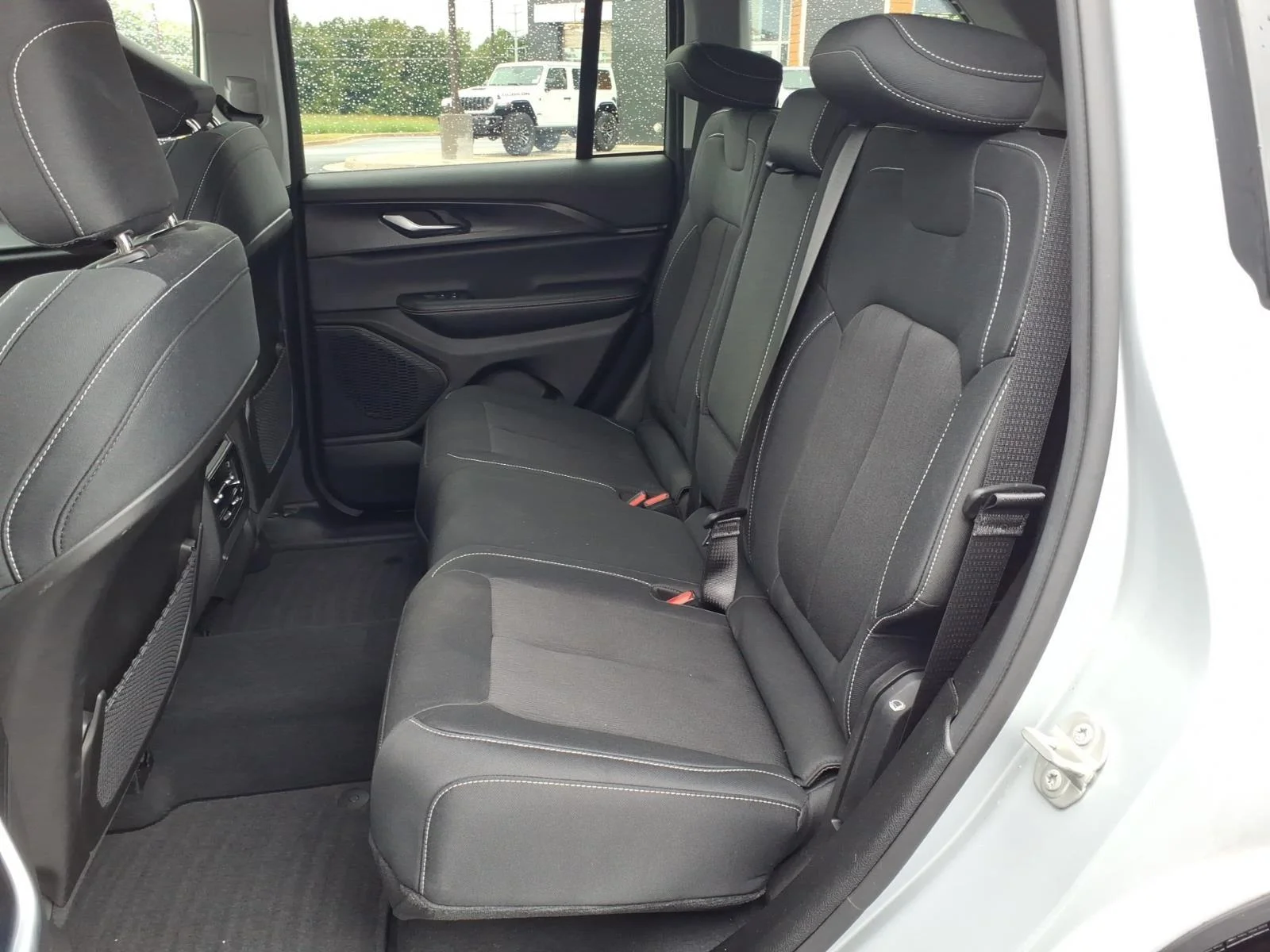 Used 2023 Silver Zynith Jeep Laredo image 18