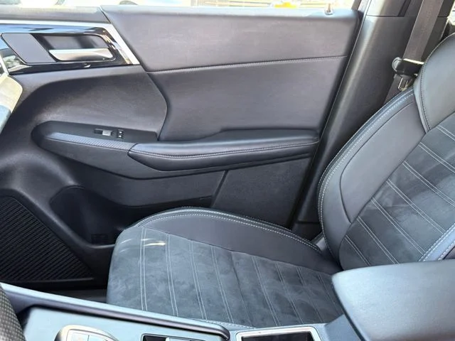 Used 2024 Blue Mitsubishi SE image 10