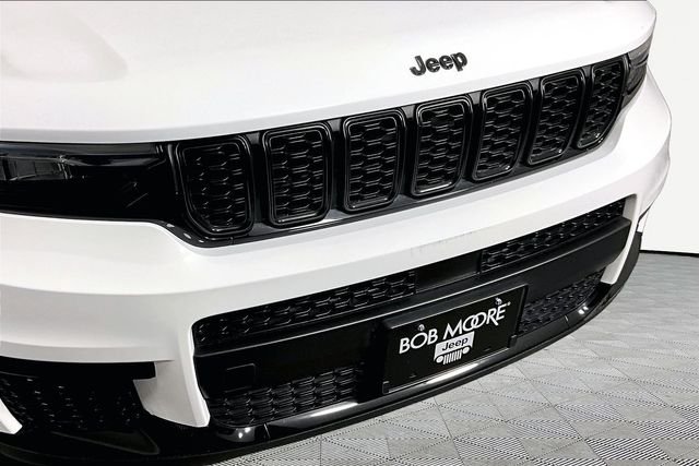 Used 2023 White Jeep Altitude image 32
