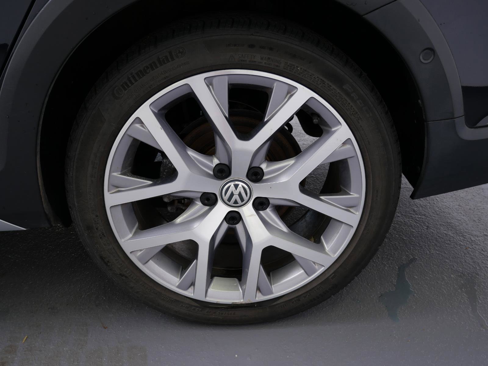 Used 2018  Volkswagen S image 29
