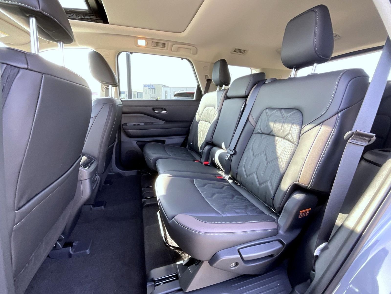 New 2026 Boulder Gray Pearl / Super Black Two-tone Nissan Platinum image 19