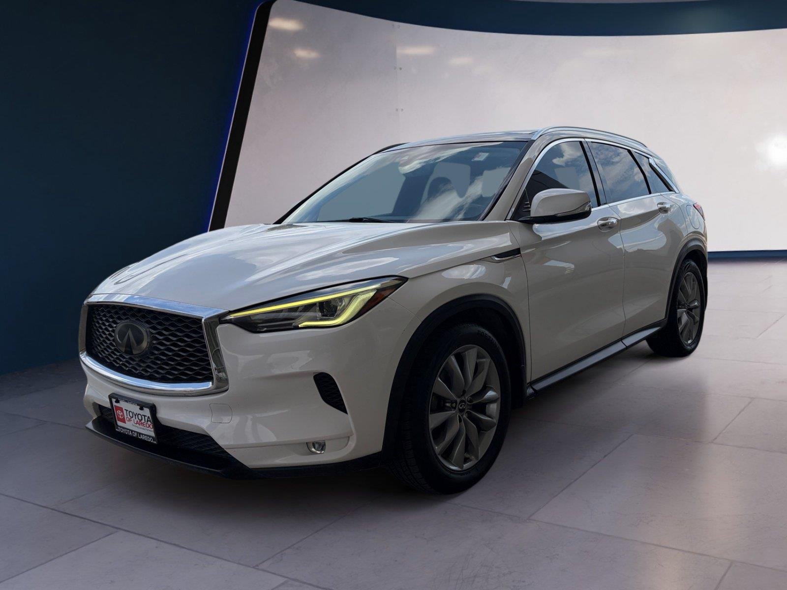Used 2019 Lunar White INFINITI LUXE image 1