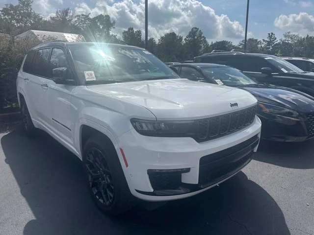 Used 2025 White Jeep Summit image 2