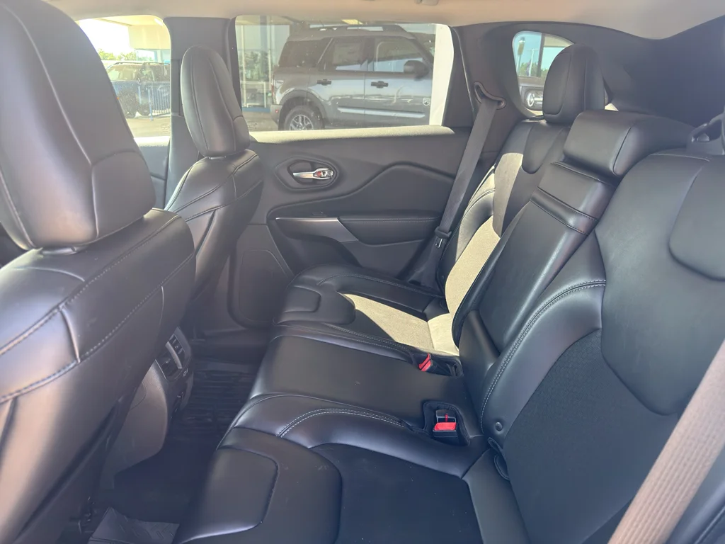 Used 2019 Bright White Clearcoat Jeep Latitude Plus image 4