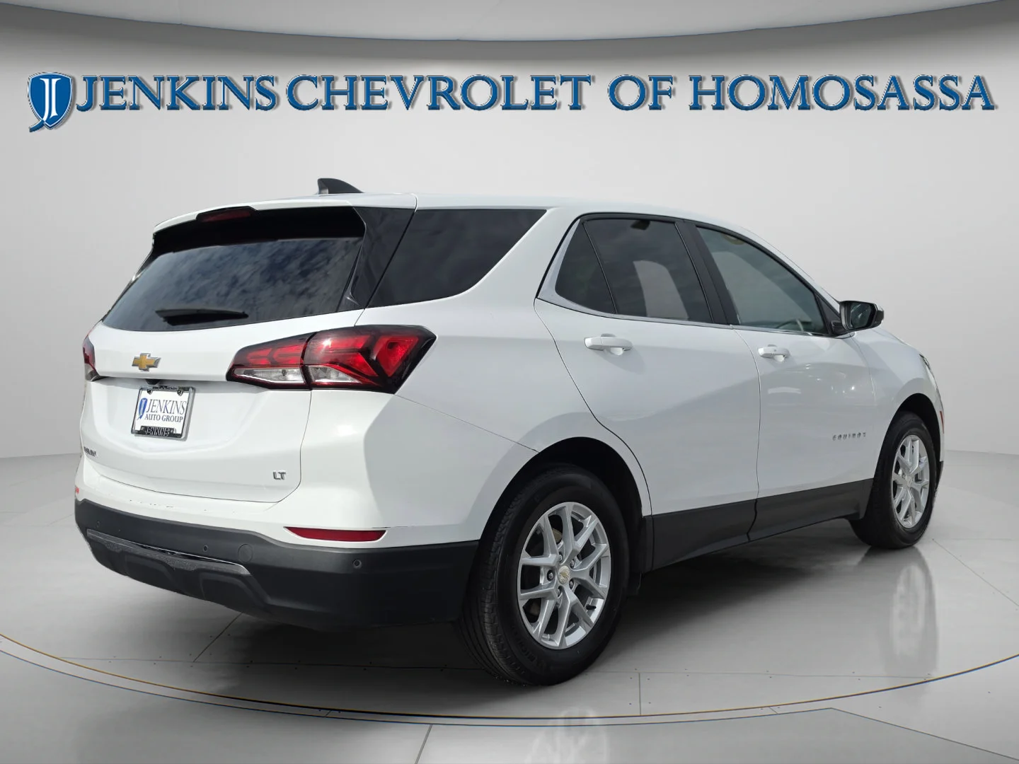 Used 2024 Summit White Chevrolet LT image 4