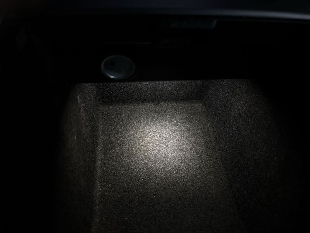 Used 2018  Tesla Long Range image 33