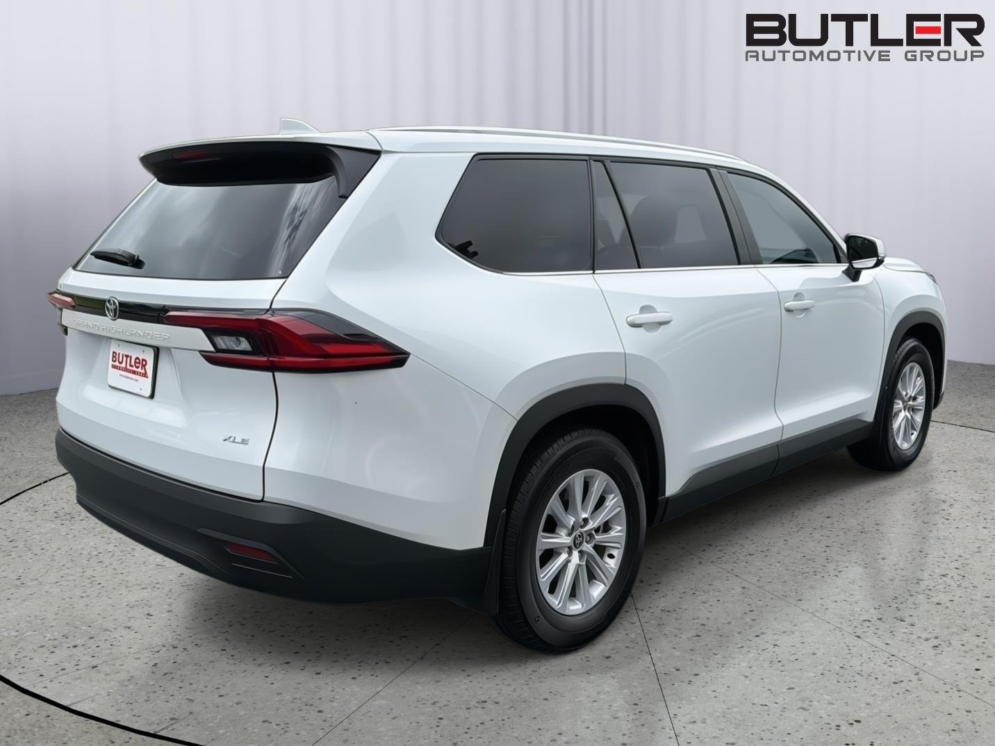 Used 2025 Wind Chill Pearl Toyota XLE image 6