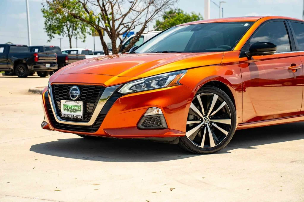 Used 2022 Orange Nissan 2.0 SR image 3