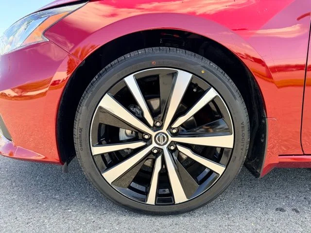 Used 2021 Scarlet Nissan 2.5 SR image 26
