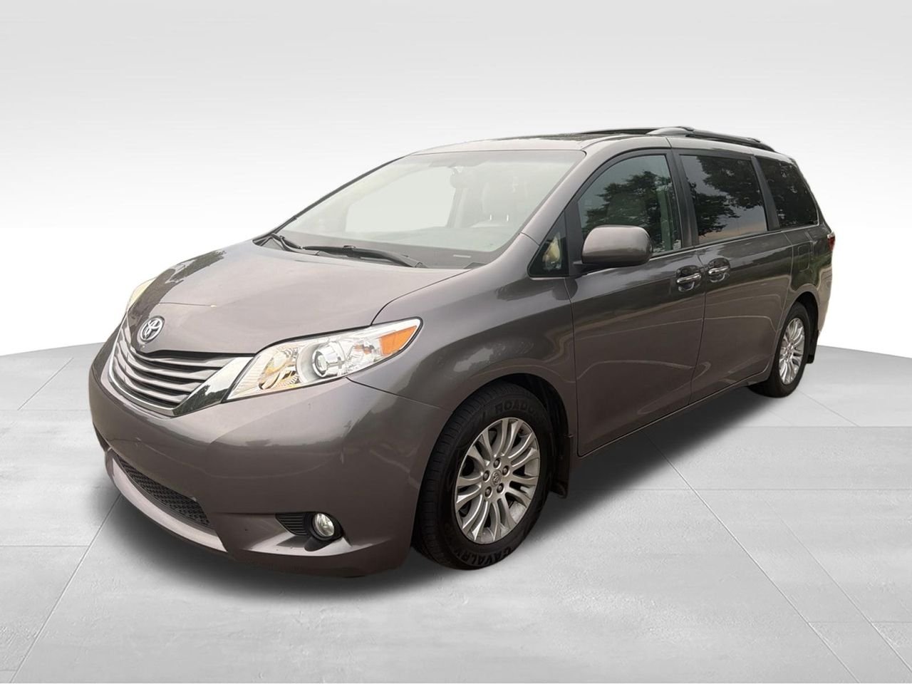 Used 2015 Gray Toyota XLE image 1