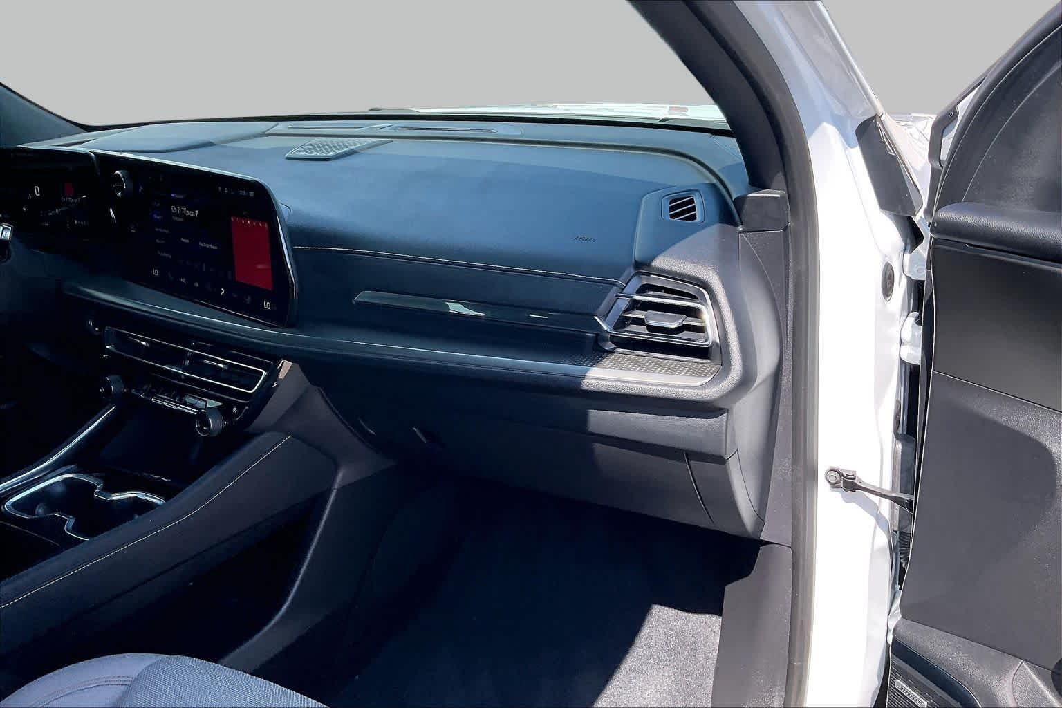Used 2025 Summit White Chevrolet LT image 19