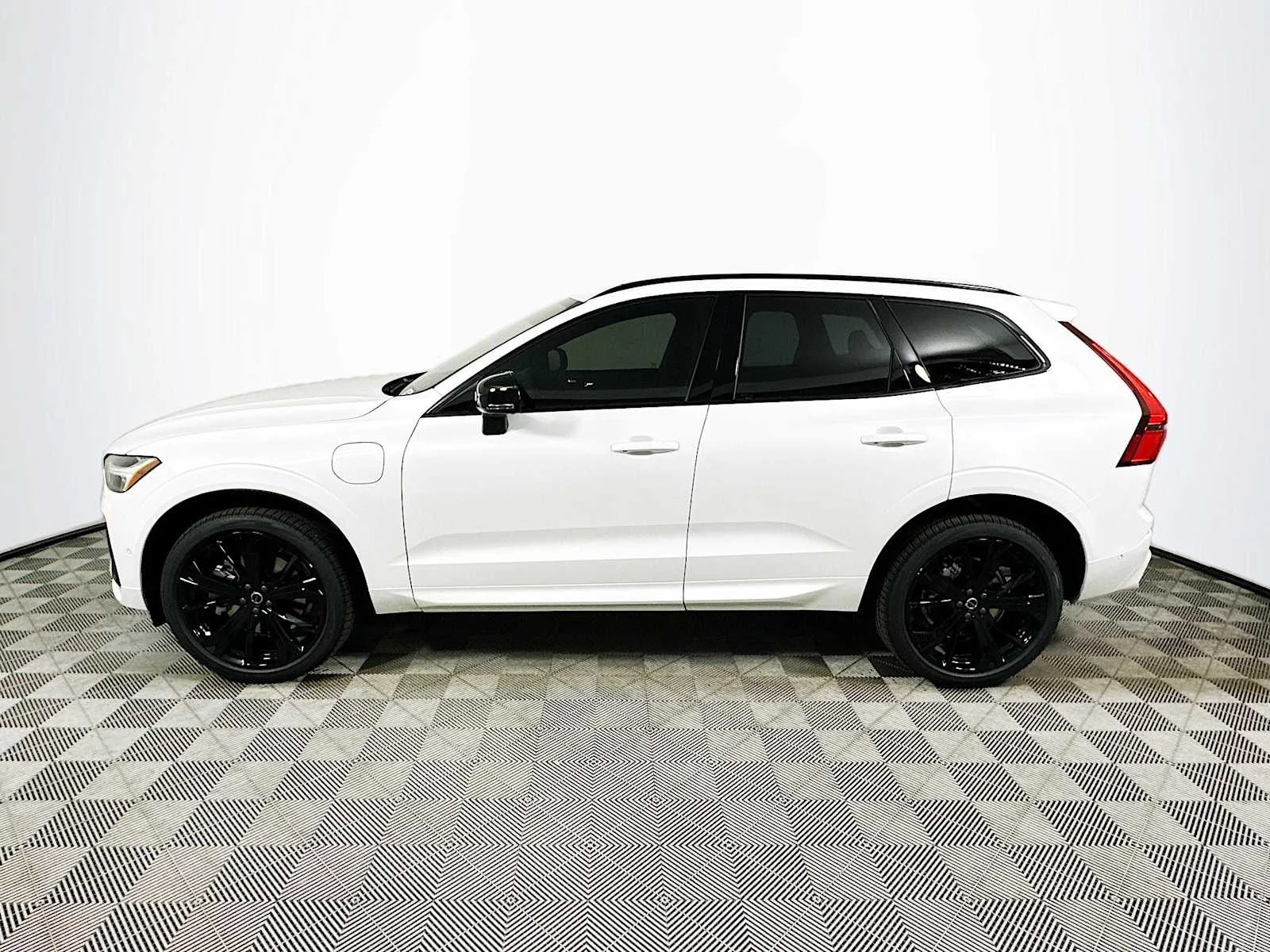 New 2026 Crystal White Volvo Ultra image 4