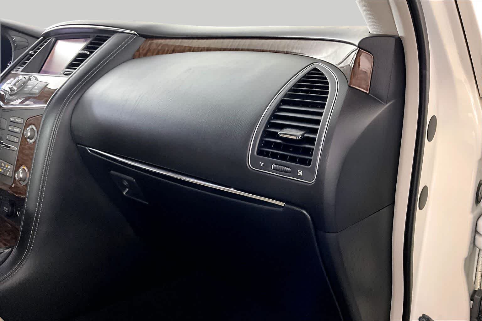 Used 2019 Pearl White Tricoat Nissan SL image 18