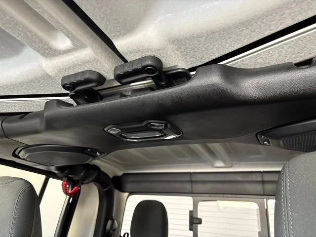 Used 2022 Black Jeep Altitude image 21