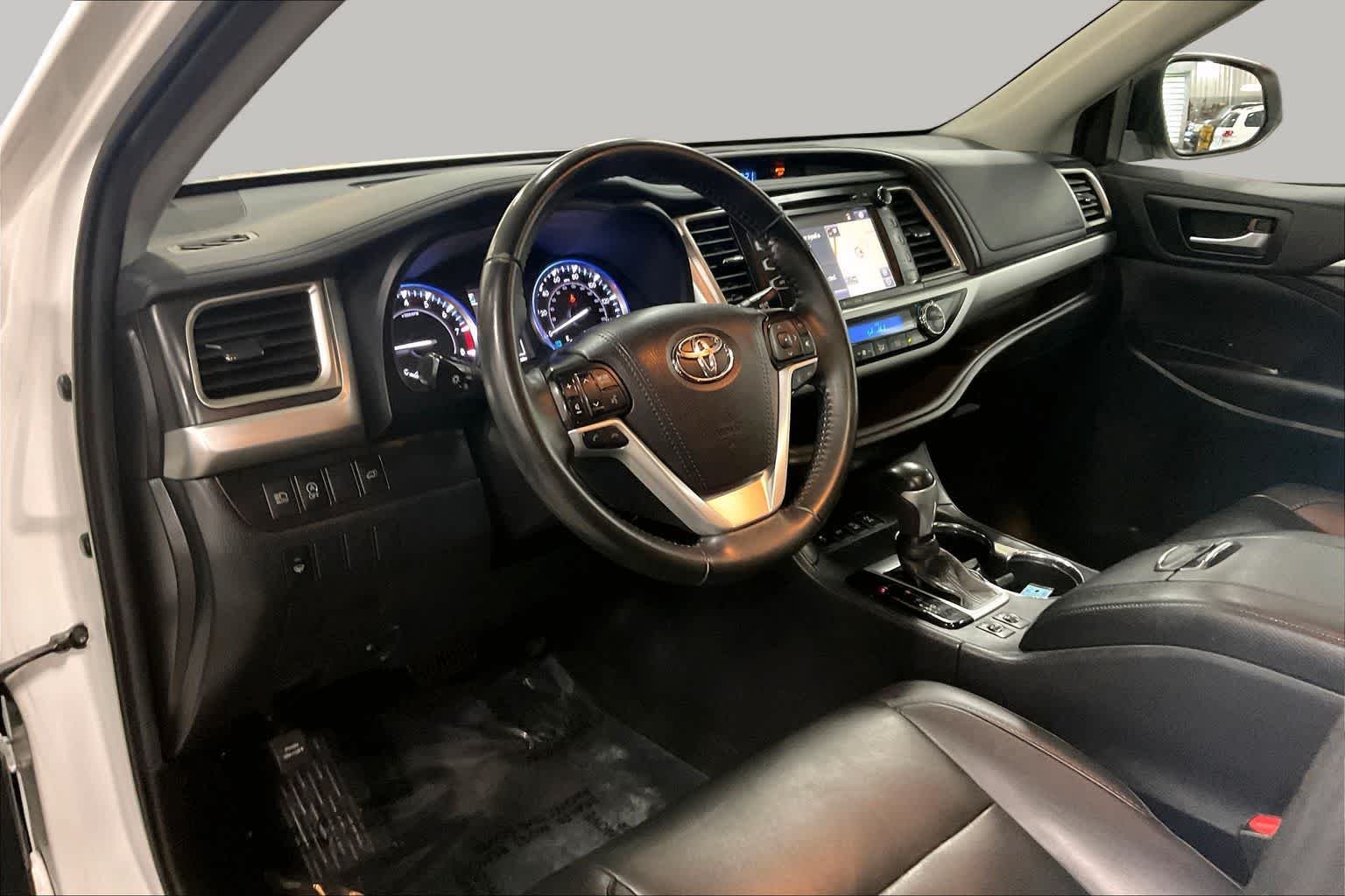 Used 2019 Blizzard Pearl Toyota XLE image 18