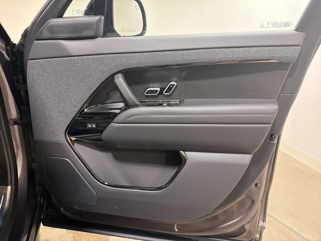 New 2026 Charente Grey Land Rover Dynamic SE image 23