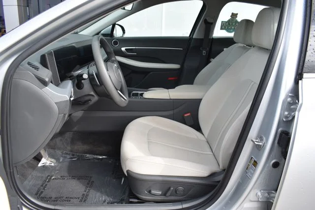 Used 2025 Silver Hyundai SEL image 11