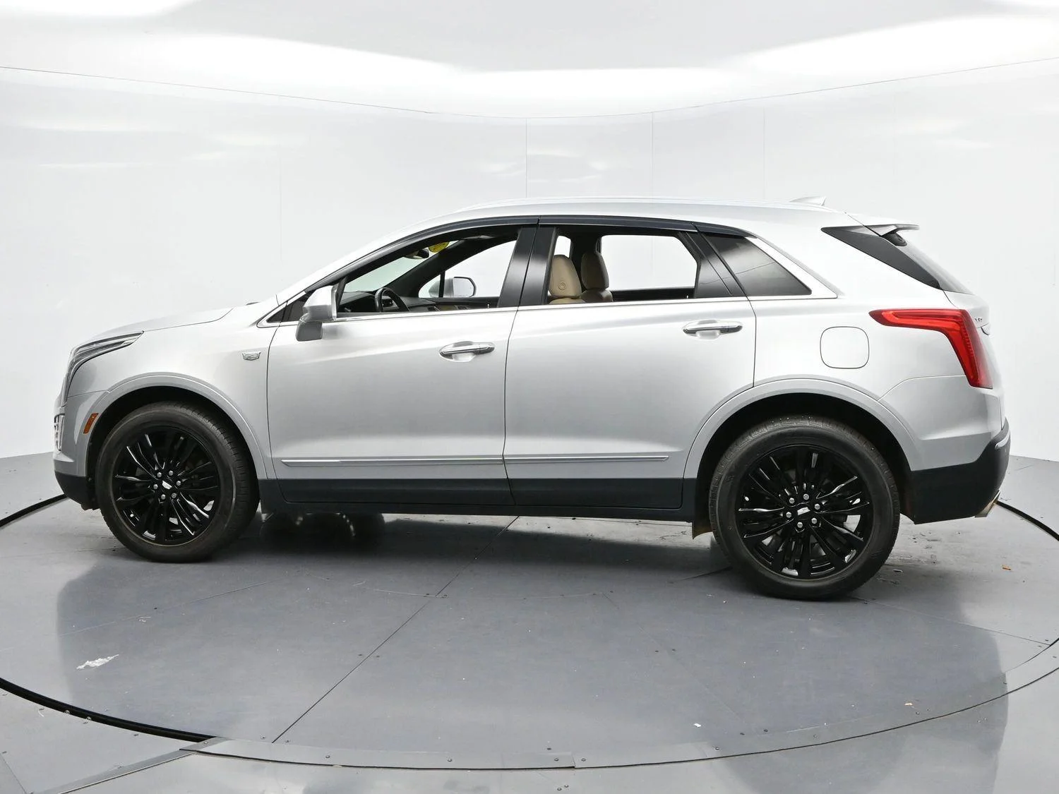 Used 2019 RADIANT SILVER METALLIC Cadillac Luxury FWD image 5