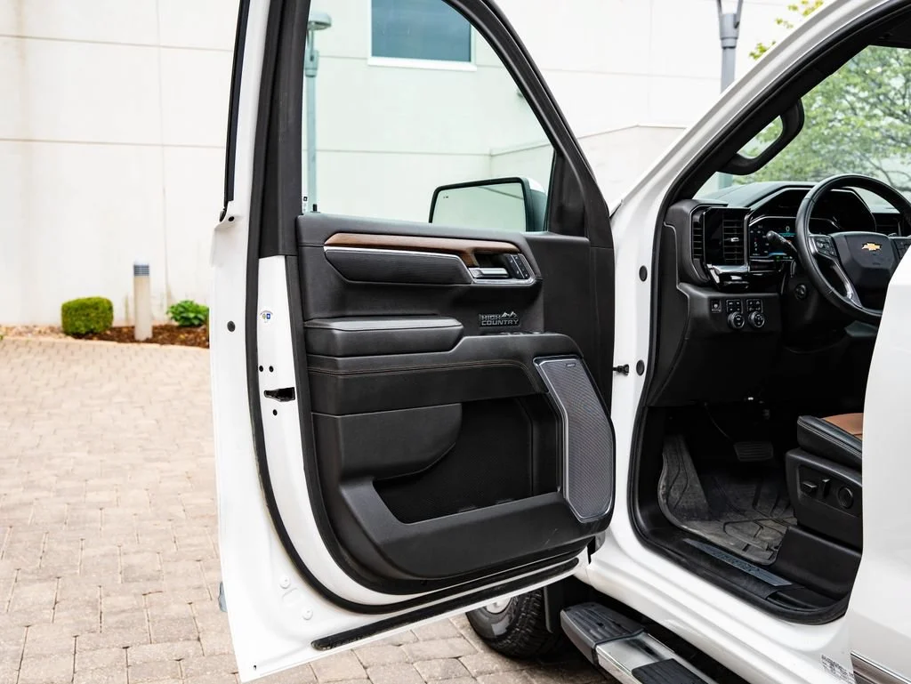 Used 2024 Iridescent Pearl Tricoat Chevrolet High Country image 30
