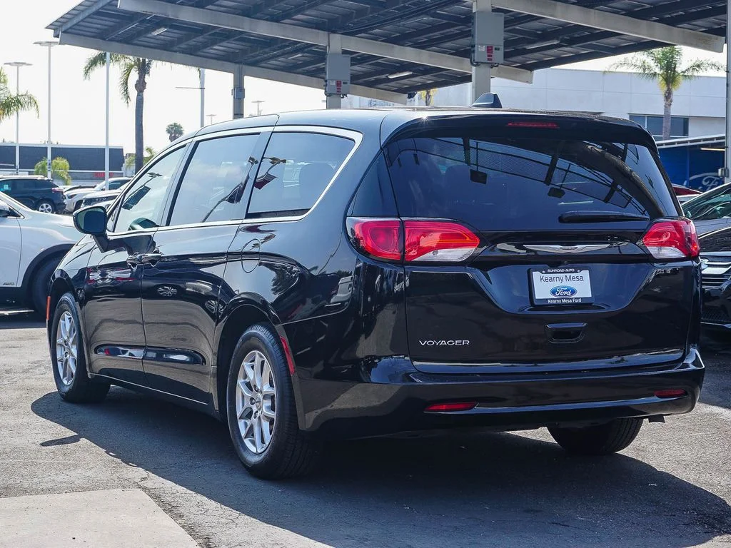 Used 2024 Black Chrysler LX image 5