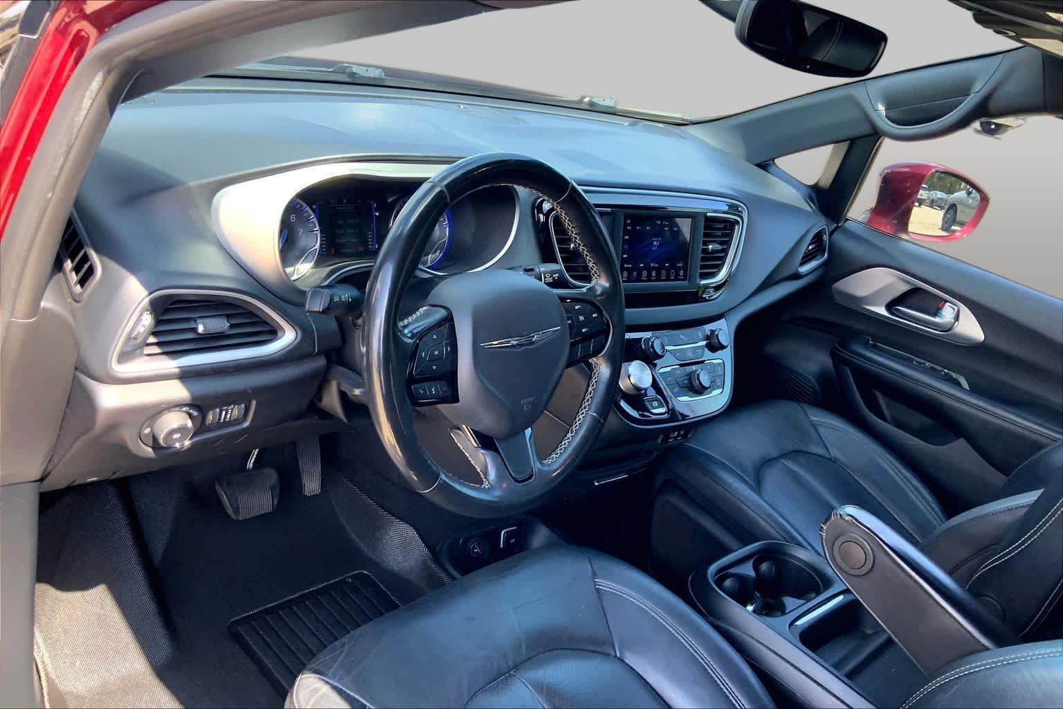 Used 2020 Velvet Red Pearlcoat Chrysler Touring L image 18