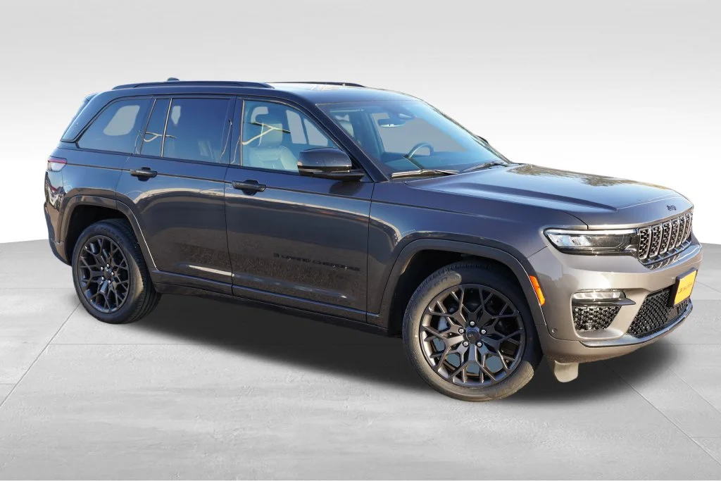 Certified Used 2025 Gray Jeep Summit image 3