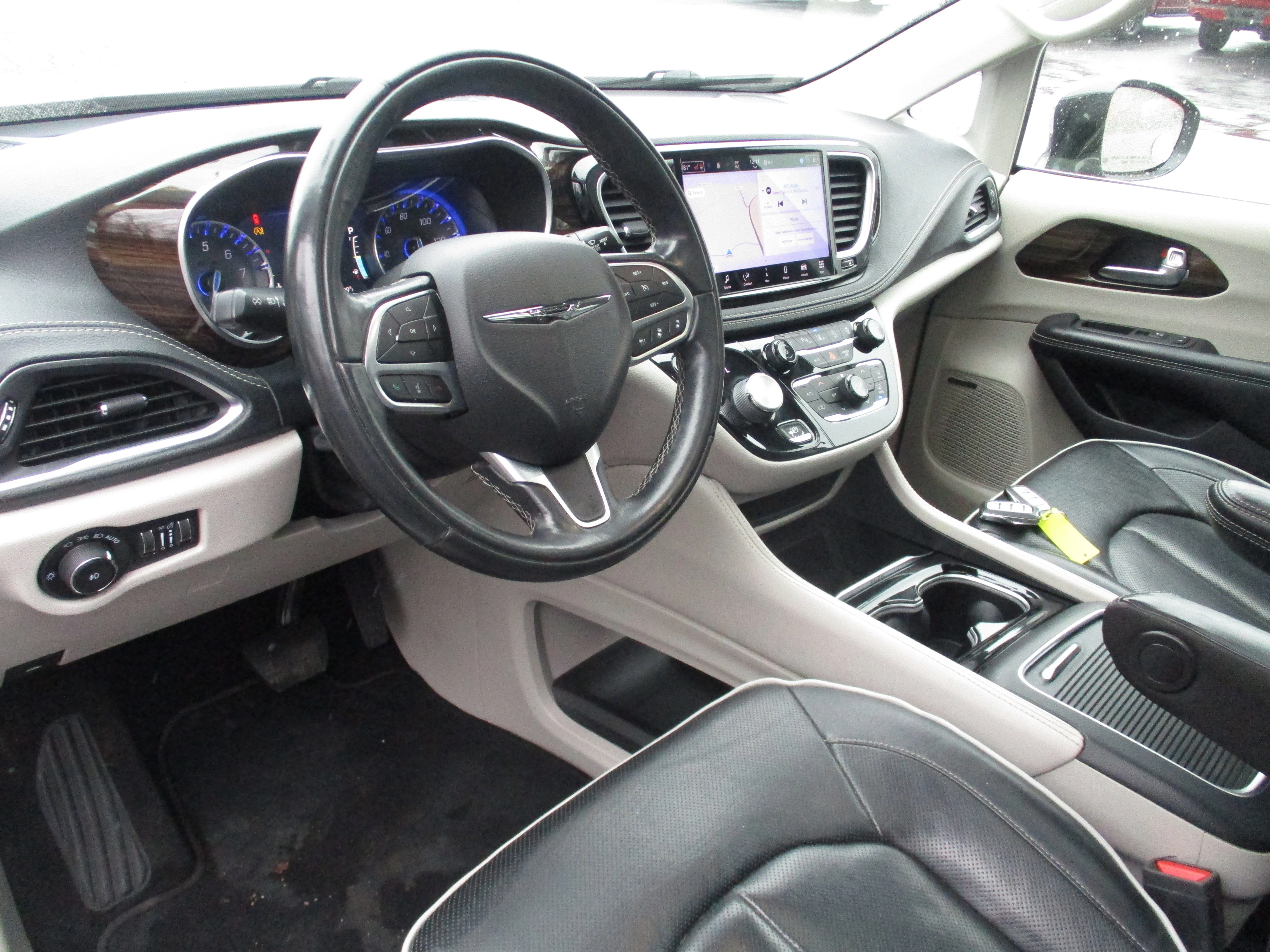 Used 2022 Brilliant Black Crystal Pearlcoat Chrysler Limited image 58
