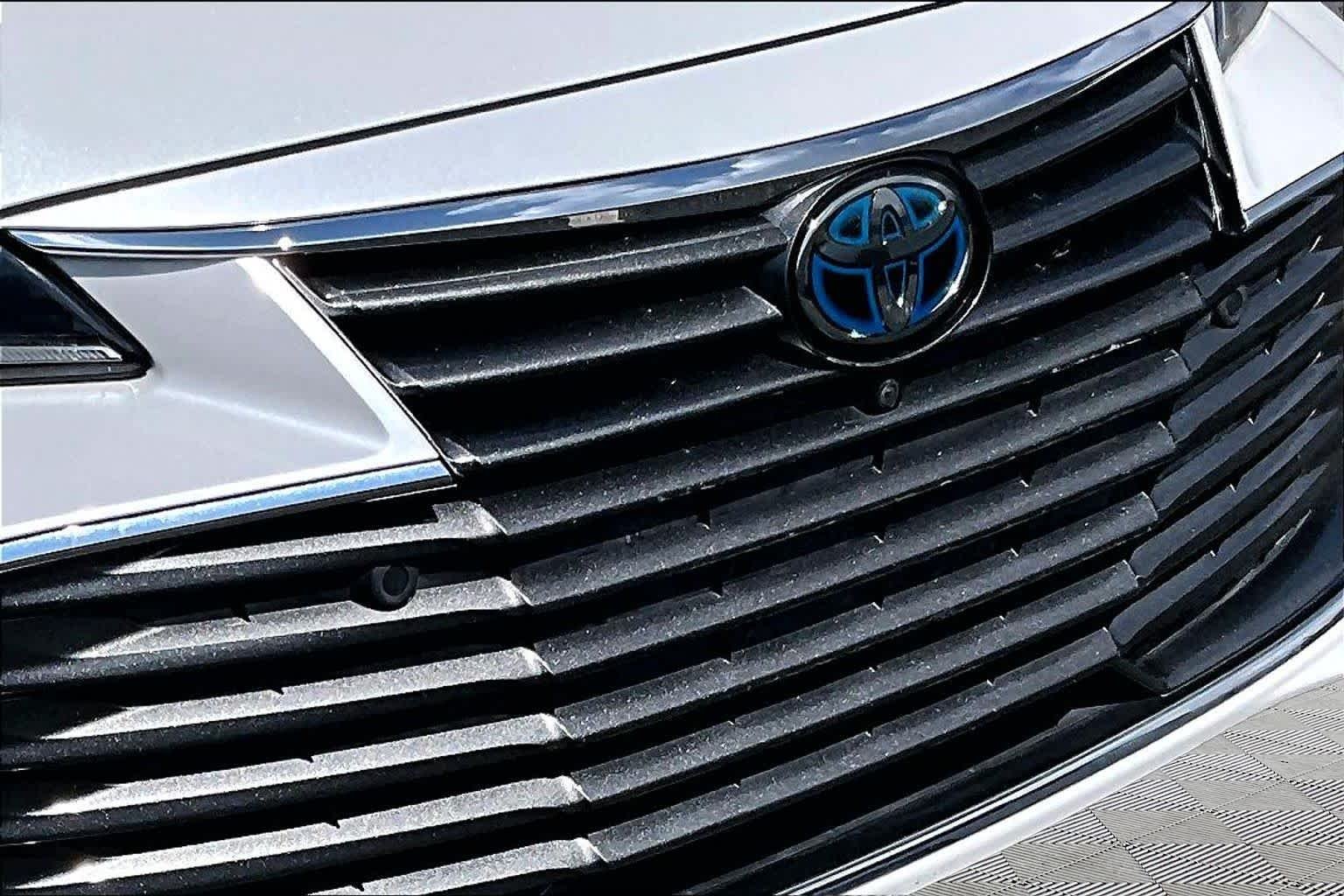 Used 2020 Wind Chill Pearl Toyota Hybrid Limited image 59