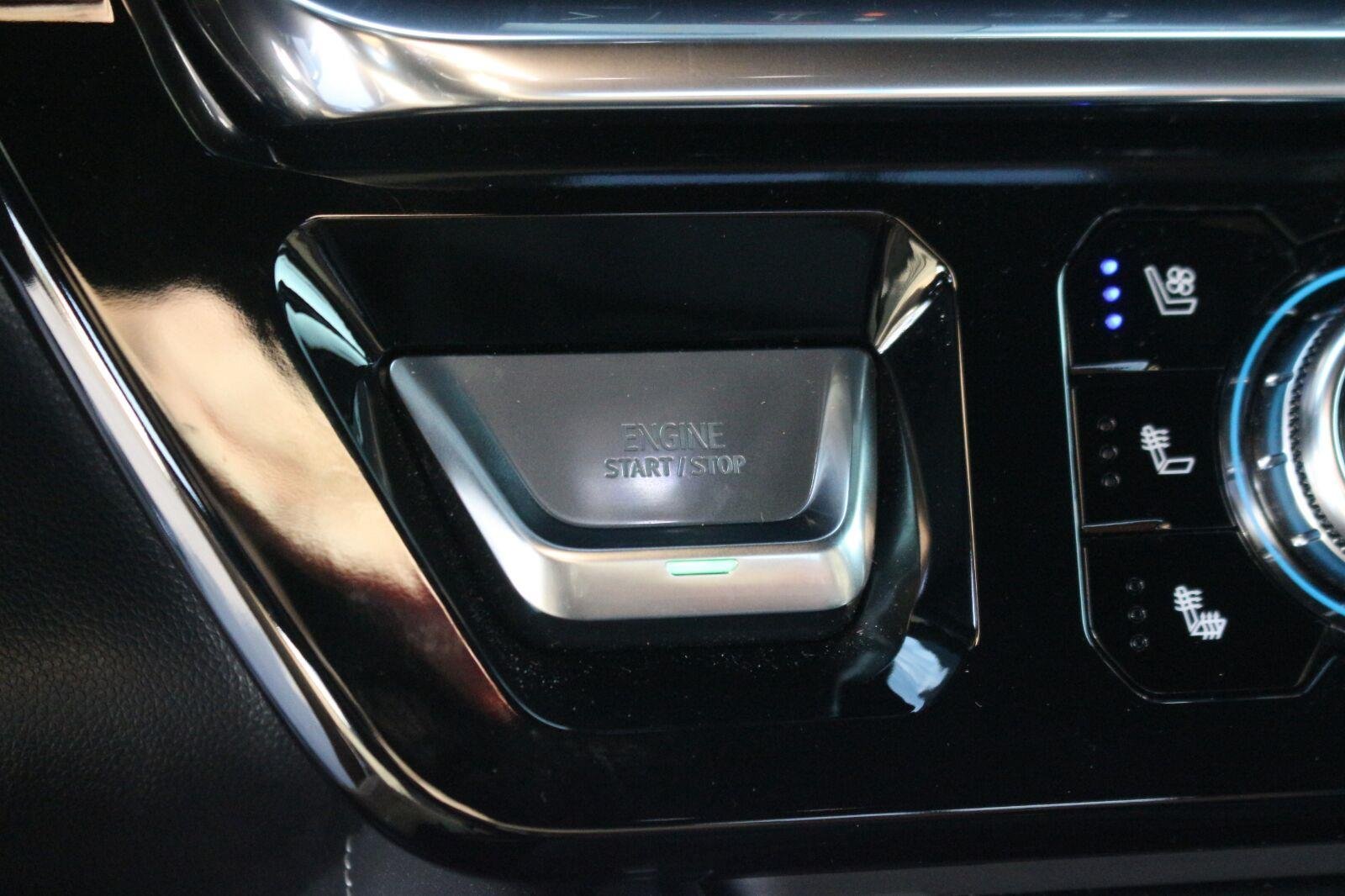 Used 2025 White Frost Tricoat GMC Denali Ultimate image 30