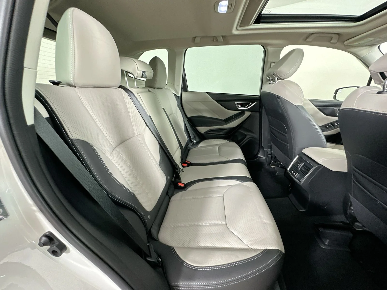 Used 2024 White Subaru  image 41