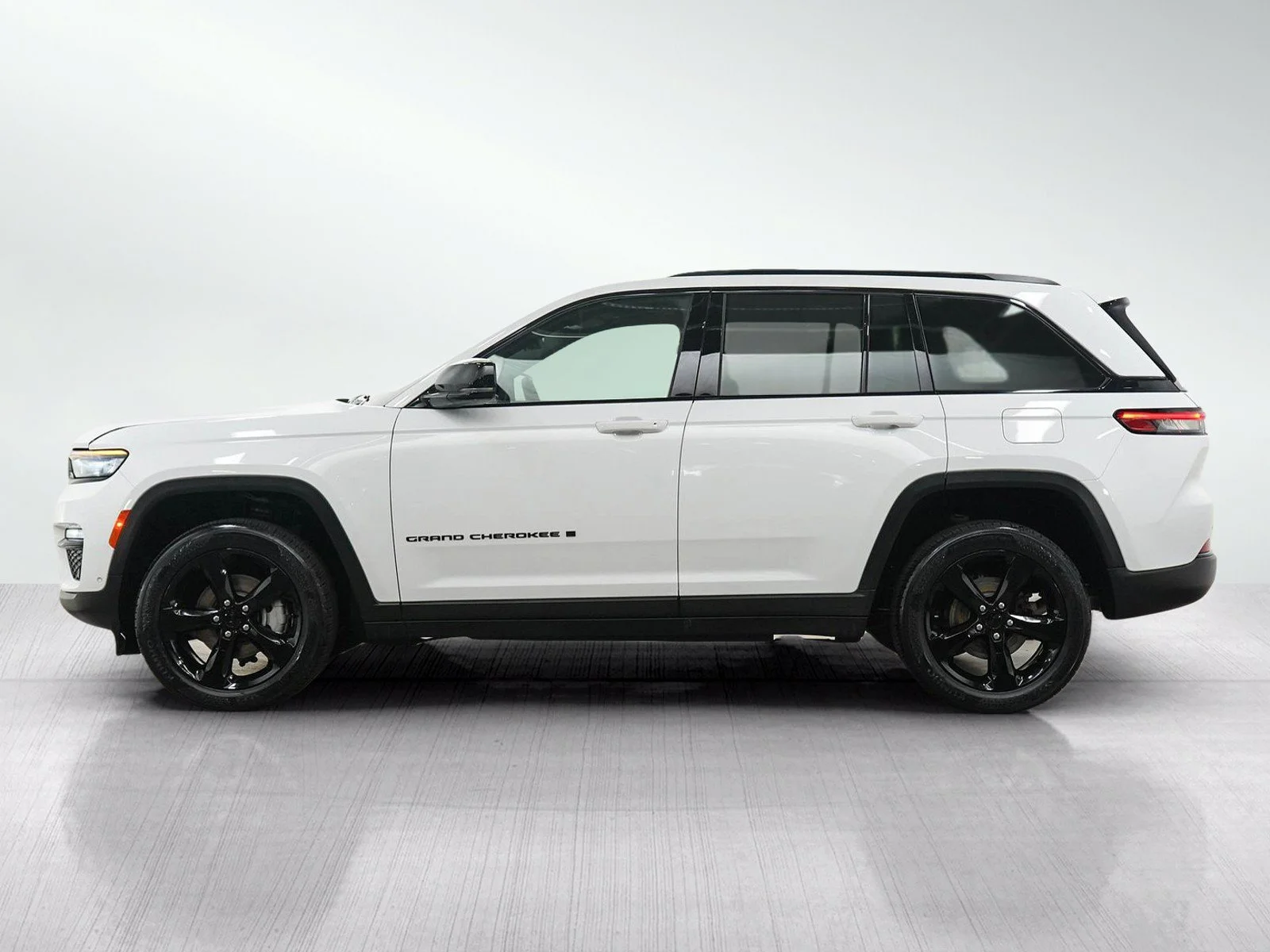 Used 2024 Bright White Clearcoat Jeep Limited image 2
